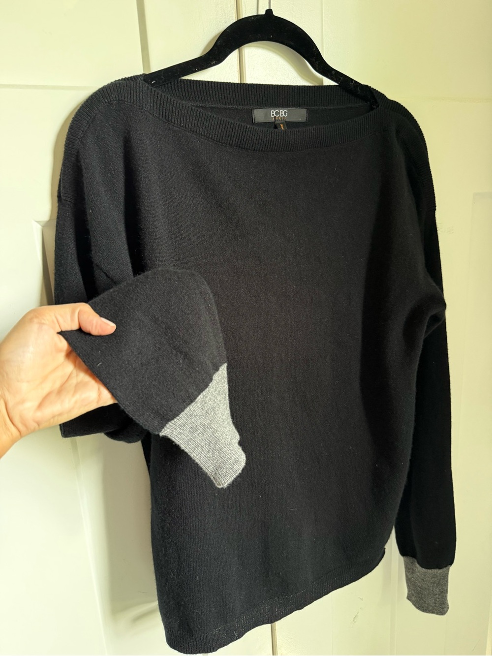 BCBG 100% Cashmere Black Boat neck Sweater with Gray Cuff Detail - Picture 4 of 7